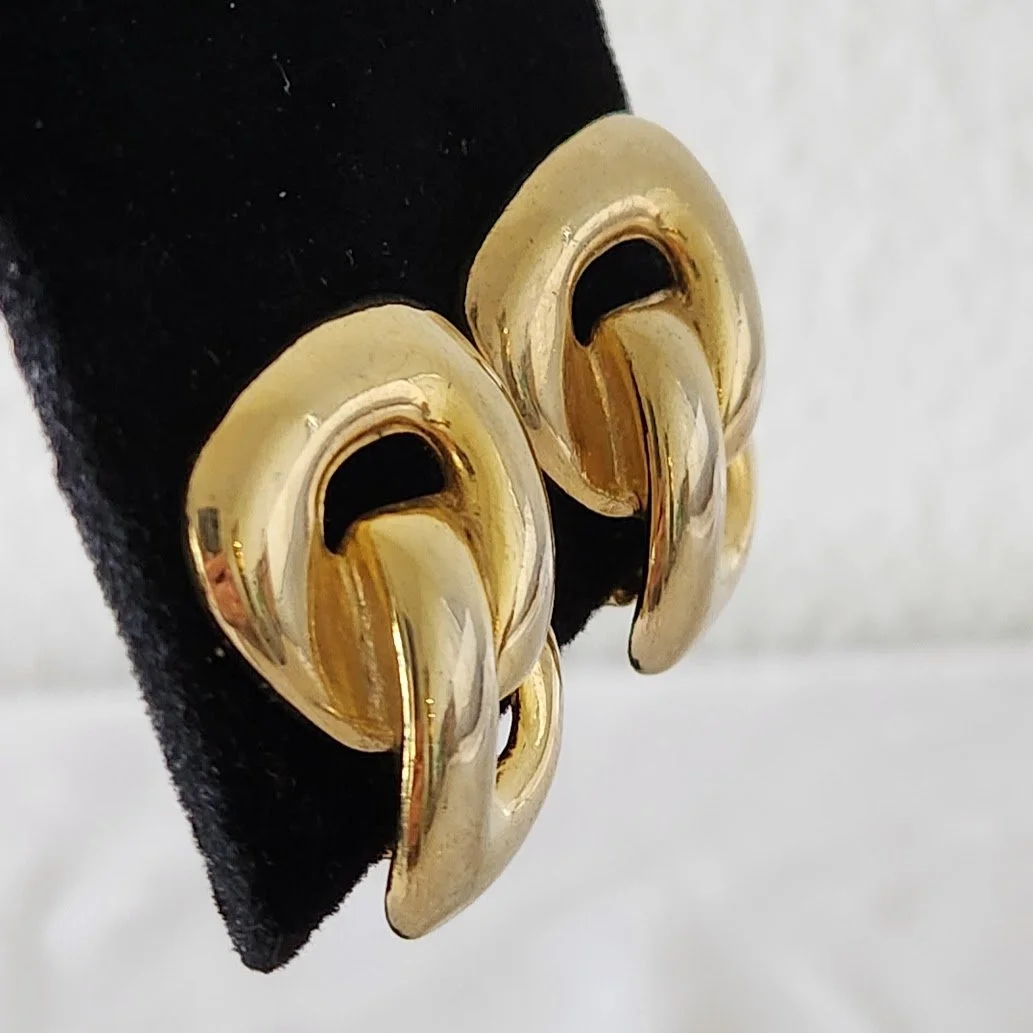 Interlocking D Shape Earrings 10.jpg