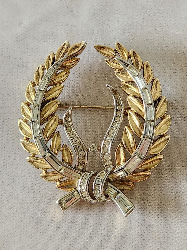 Trifari Triumphal Wreath Brooch 2.jpg