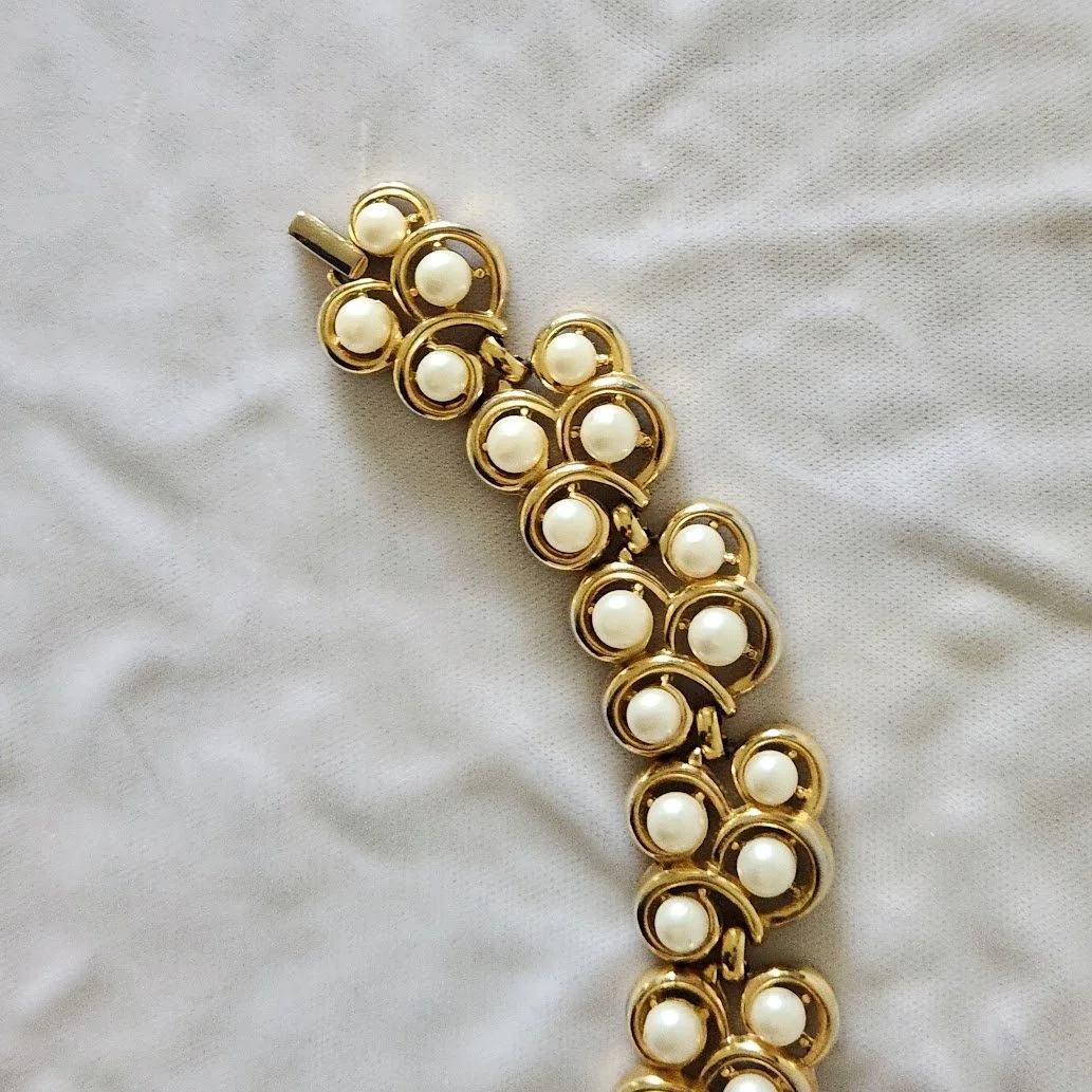 Trifari Pearl Bracelet 4.jpg