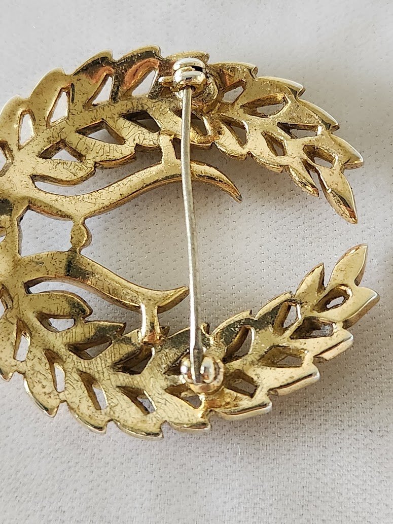 Trifari Triumphal Wreath Brooch 14.jpg