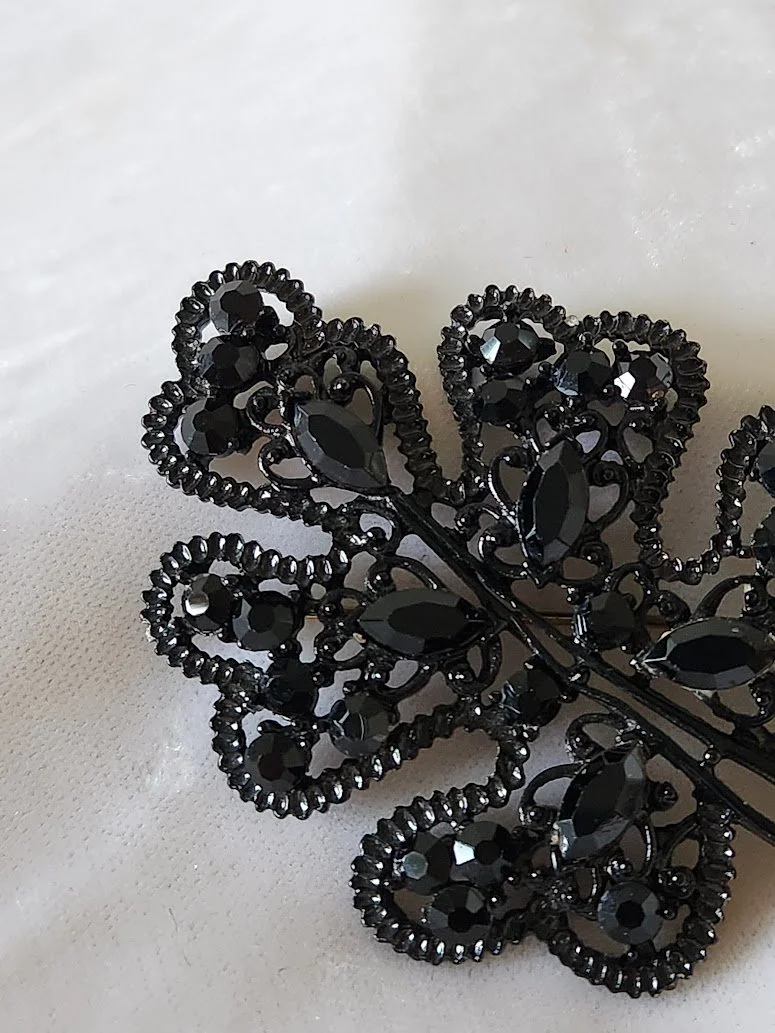 Black Glass Stones Leaf Brooch 14.jpg