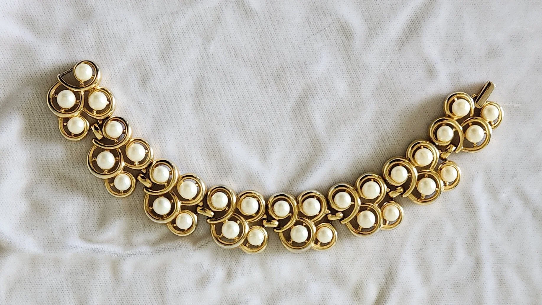 Trifari Pearl Bracelet 1.jpg