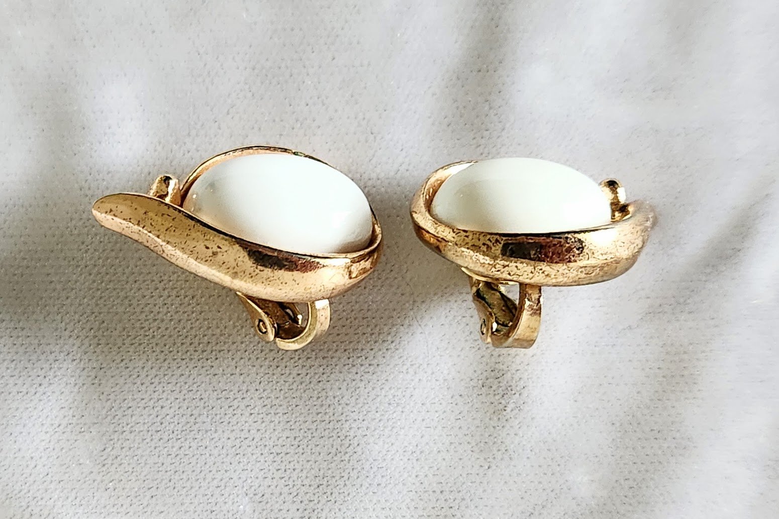 Trifari White Oval Earrings 9.jpg