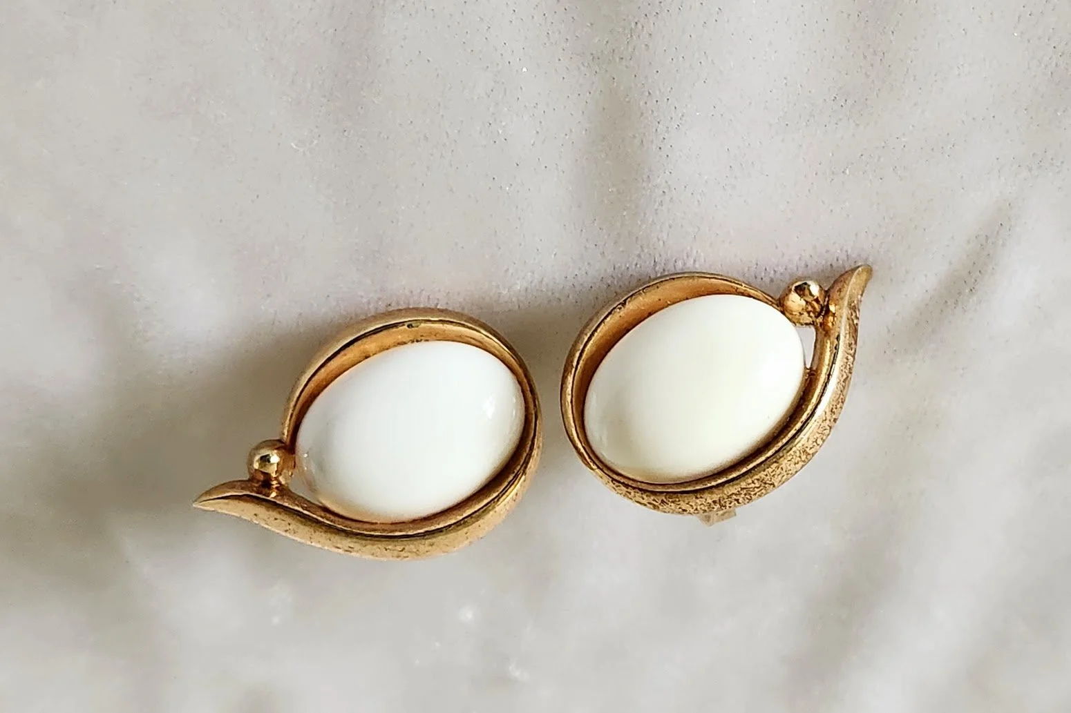 Trifari White Oval Earrings 10.jpg