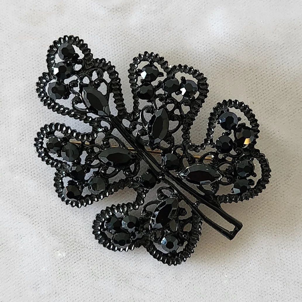 Black Glass Stones Leaf Brooch 10.jpg