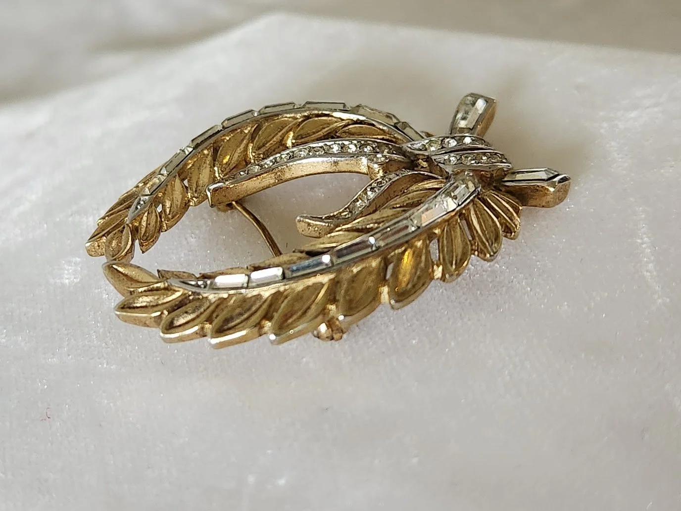 Trifari Triumphal Wreath Brooch 16.jpg