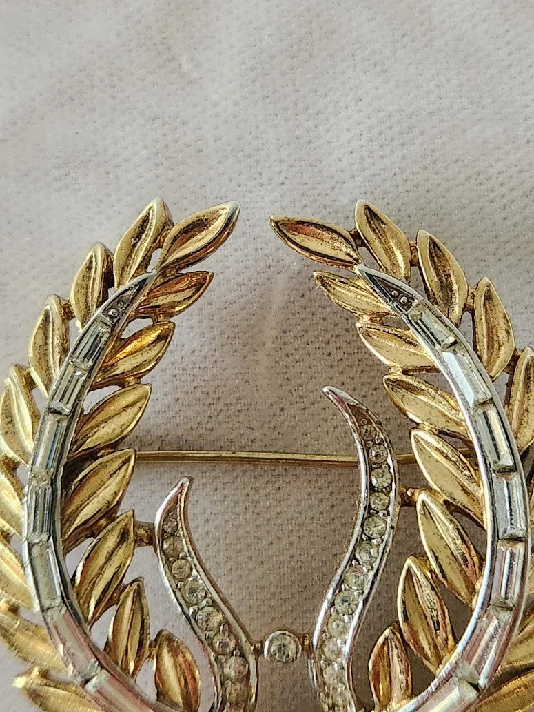 Trifari Triumphal Wreath Brooch 4.jpg
