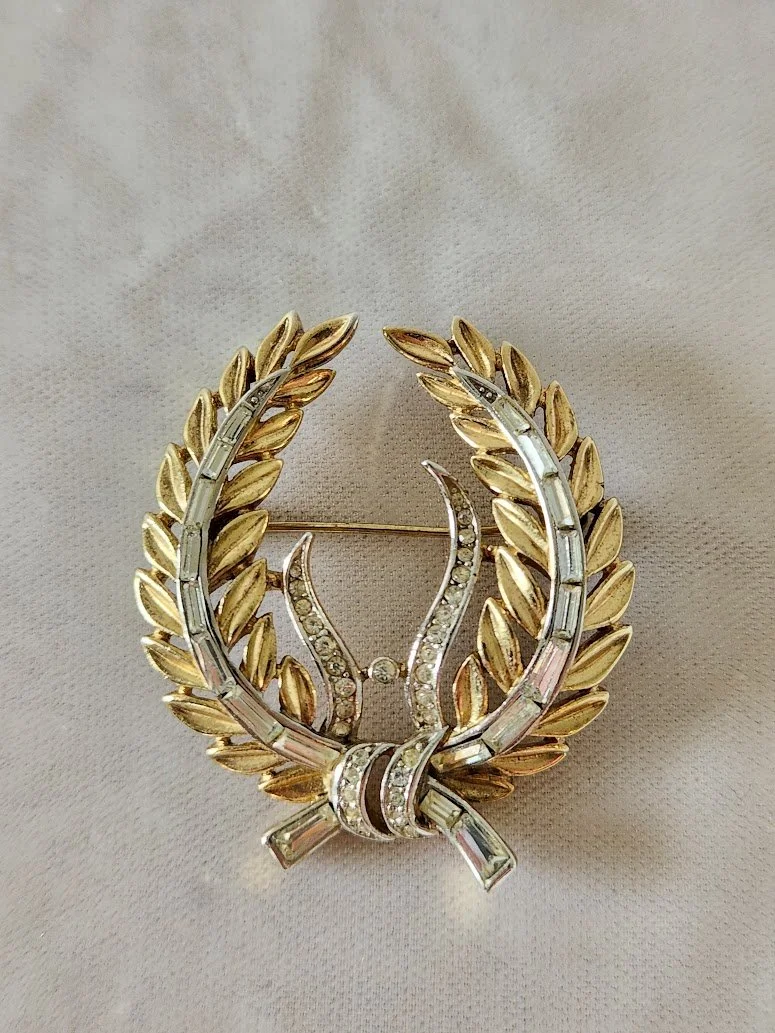 Trifari Triumphal Wreath Brooch 1.jpg