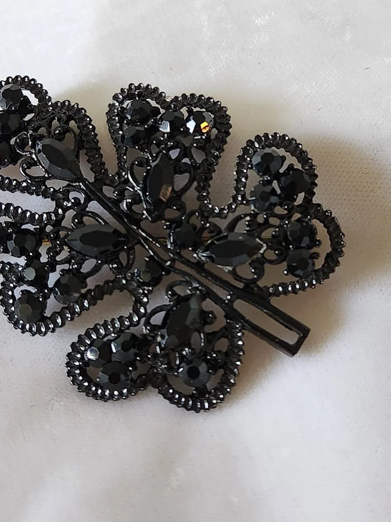 Black Glass Stones Leaf Brooch 13.jpg