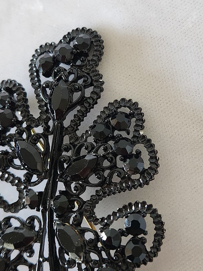 Black Glass Stones Leaf Brooch 4.jpg