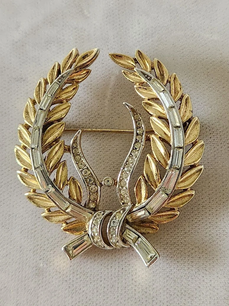 Trifari Triumphal Wreath Brooch 3.jpg