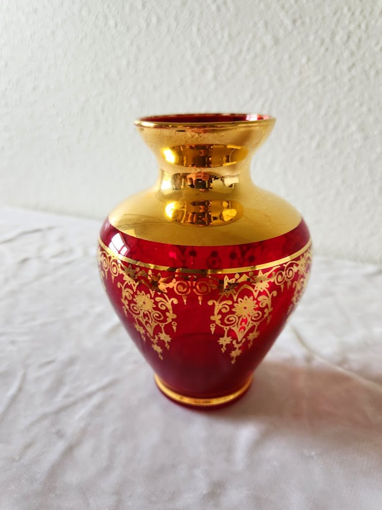 Ruby Glass Vase 1.jpg