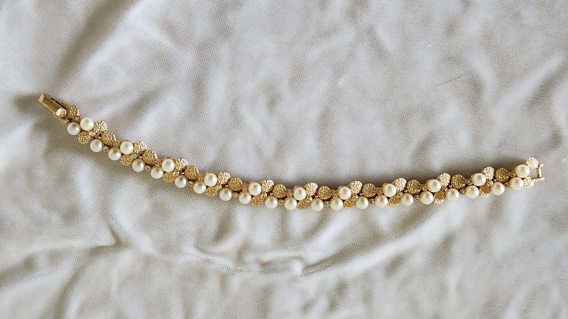 Trifari Pearl RS Gold Link Bracelet 1.jpg