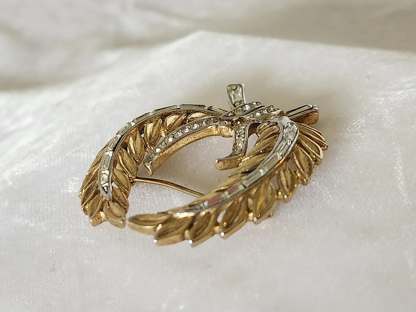 Trifari Triumphal Wreath Brooch 15.jpg