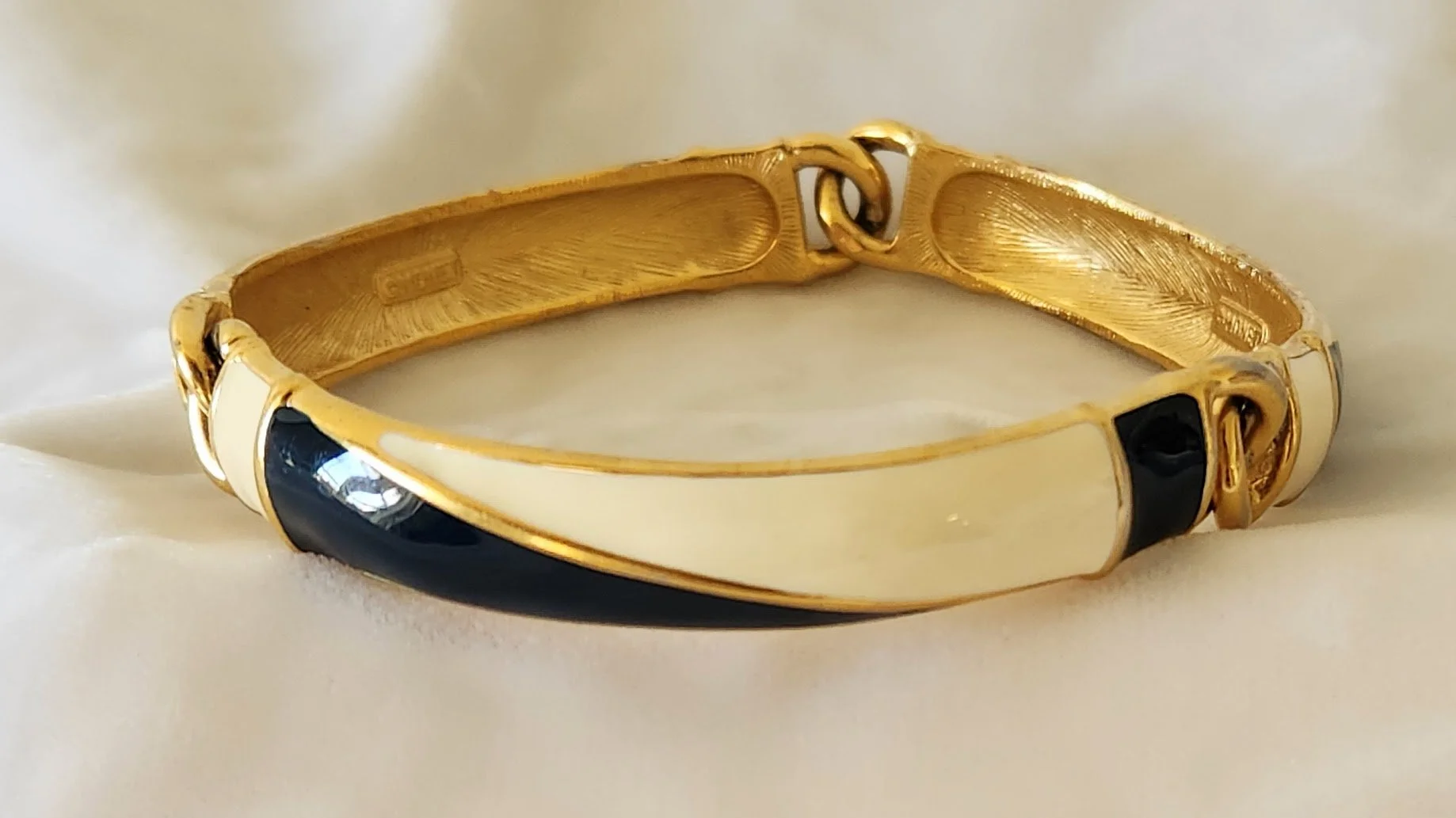 Monet Enamel Links Bangle Bracelet 2.jpg