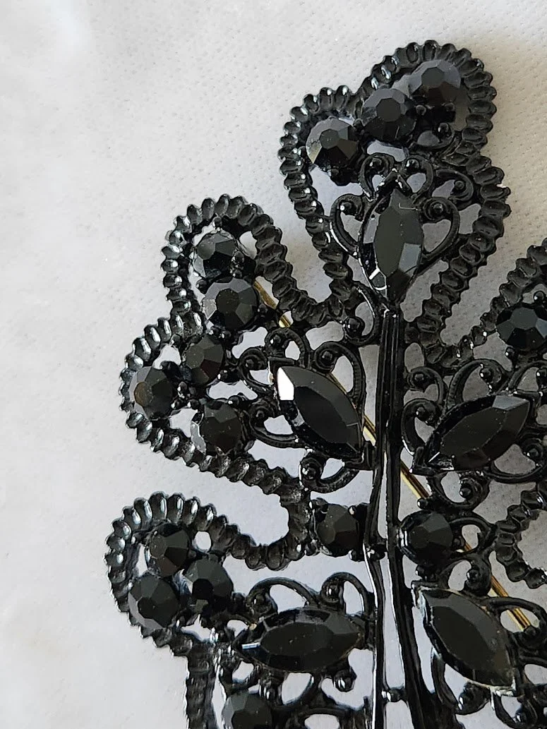 Black Glass Stones Leaf Brooch 5.jpg