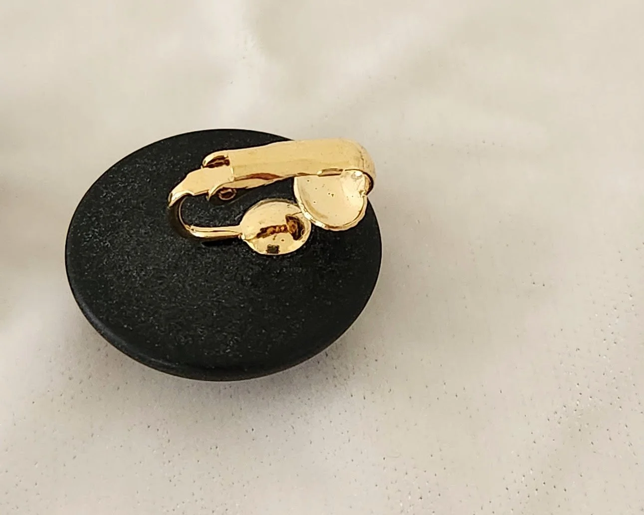 RS V Black Earrings 4.jpg