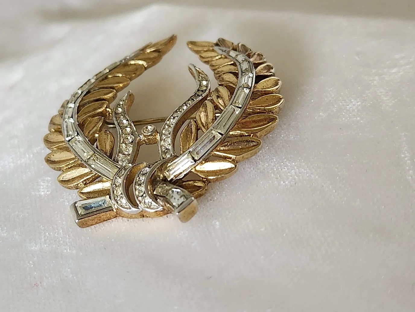 Trifari Triumphal Wreath Brooch 18.jpg