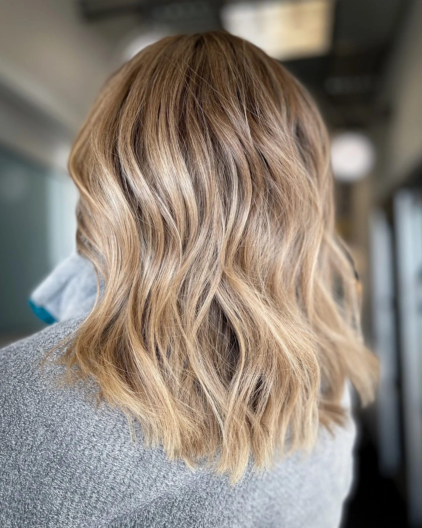 Anyone else feeling rejuvenated by this warmer weather and sunshine? 🌞☺️ created more dimension for this blondie using a reverse balayage technique, followed by a root melt and glaze. 

#springhaircolor #louisvillesalon #louisvilleky #utahcountysalo