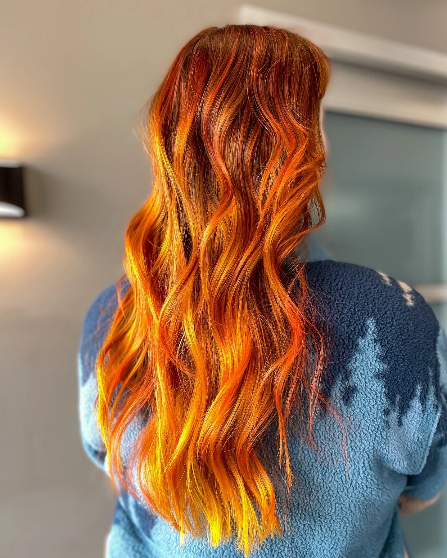 💥 vivid copper 💥 

Swipe to see the process 😍

Paint: Oligo funkhue and danger jones 

#oligopro #salonservicegroup #louisville #saltlakecity #redspecialist #vividhaircolor #copperhair #orangehair