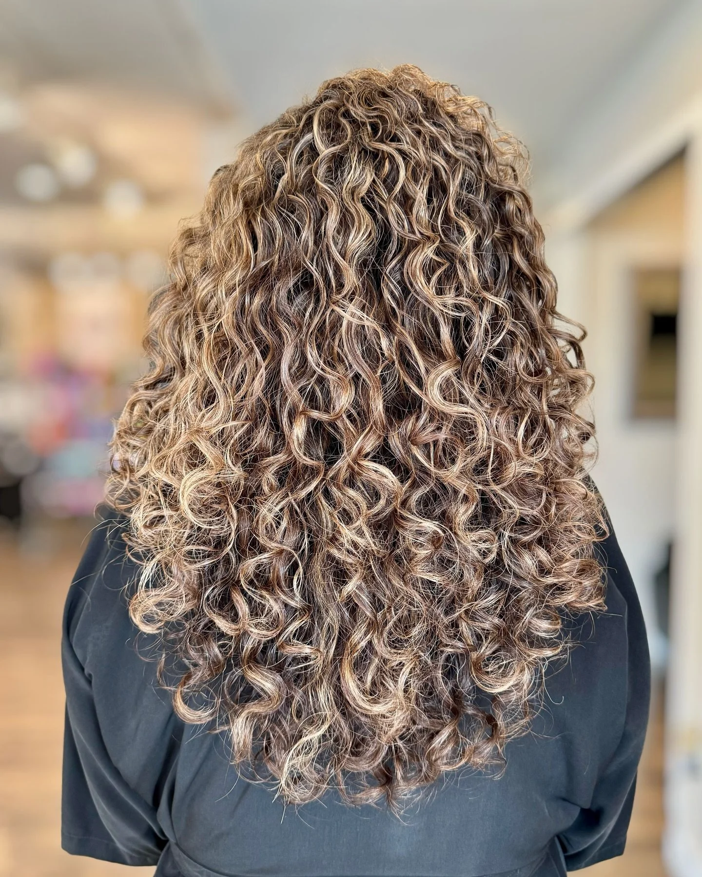 Luscious and bouncy curls are my favorite 😍 

We did a shape up this appointment and used @mizani products to keep her hair bouncy and moisturized! And with the colder months just ahead, it is the perfect time to get a deep conditioning treatment to