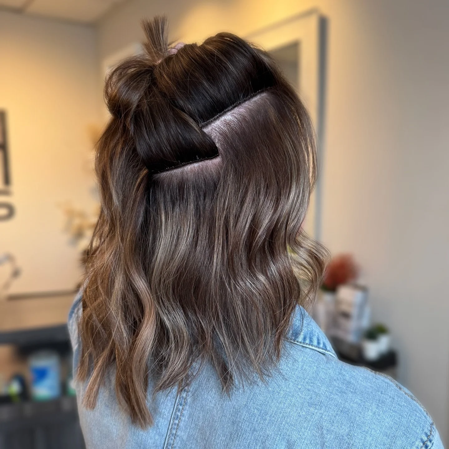 We took this transformation the whole way!
👈🏽 Scroll all the way left to seewhere we started
.
Starting with virgin grey hair, transforming with a fresh low maintenance color and custom placed @invisiblebeadextensions to add fullness and dimension.
