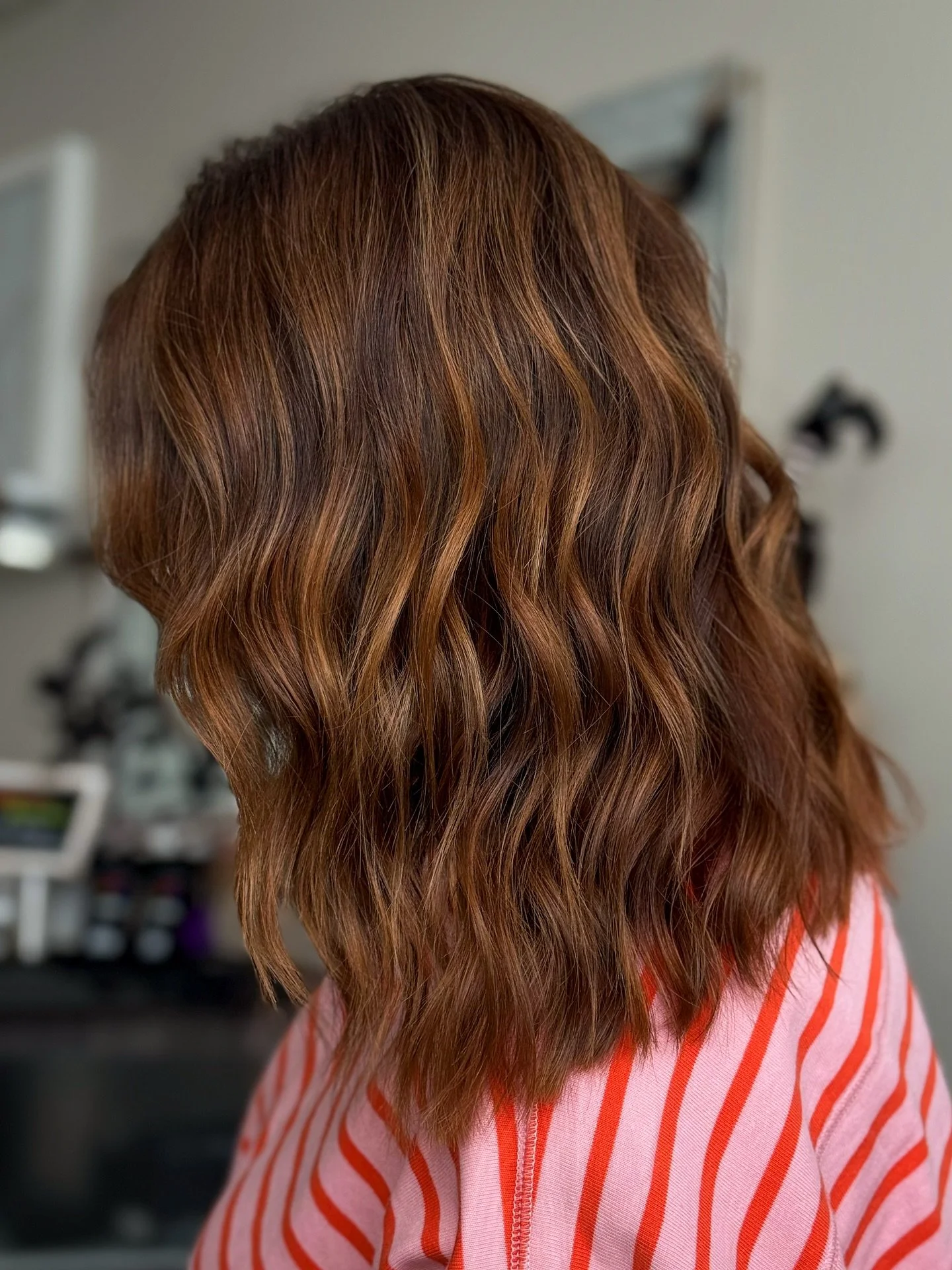 Elevated this brunette's color with a root touch-up, subtle lowlights, and an all over gloss.

Proof that a simple color service can make a big difference! 

 

#utahsalon #utahhairstylist #utahhair #brunettespecialist #livedinhair #caramelhighlights
