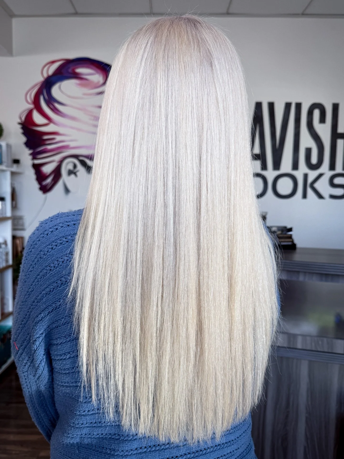 Choosing to lighten up versus cover up her gray was such a game changer! 

Her root is much less noticeable as it grows in, allowing her to go twice as long in-between appointments. 

✨ Booking January appointments ✨ 

&bull;lift: @davinescolor Progr