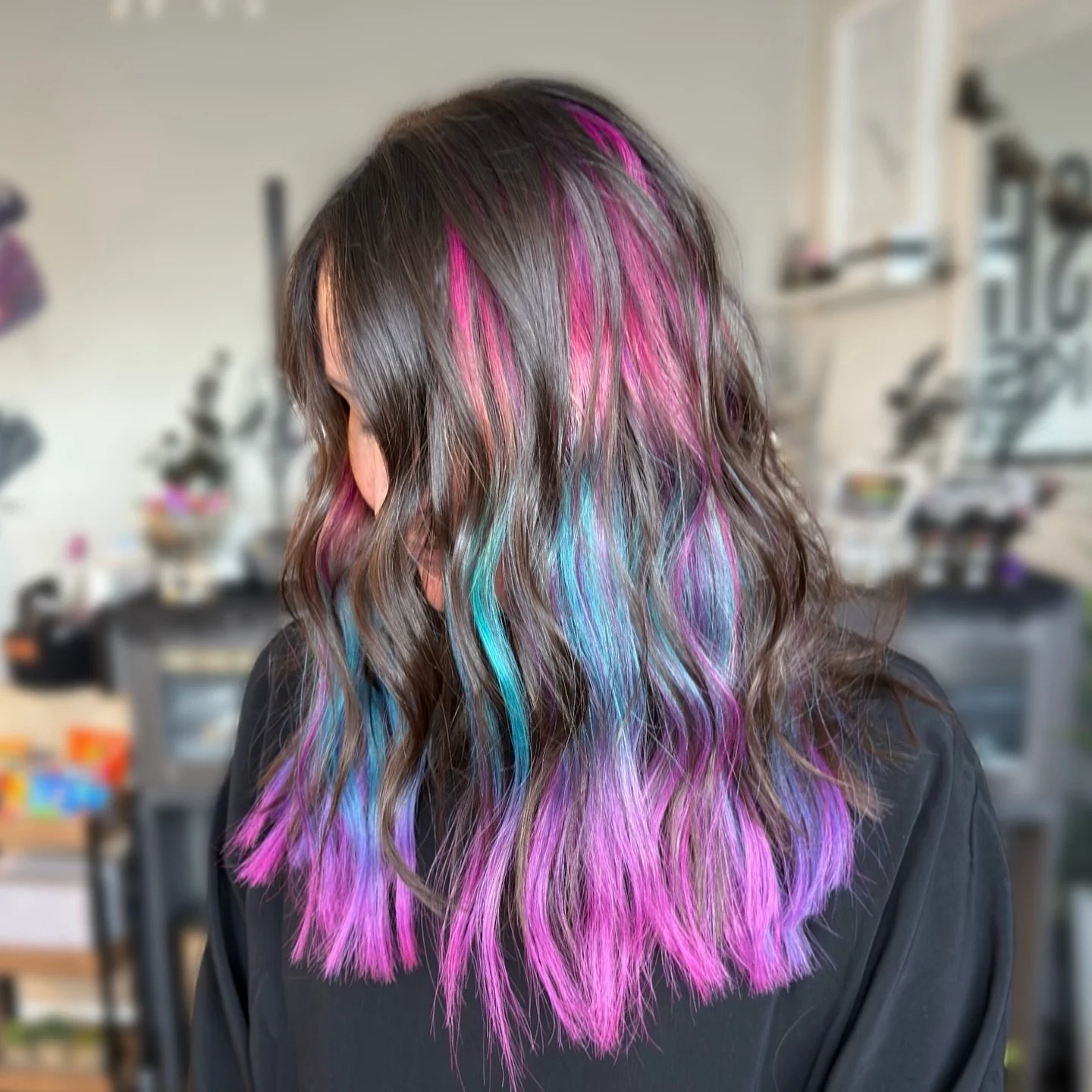 ✨ Bold. Vibrant. Fun ✨ 
Yes, that is what you get when you mix rainbow hair color with Invisible Bead Extensions
Oh yes and you give me creative freedom 
Scroll 👈🏽 to see where we started!
.
This is customization at its finest, we have a half row a