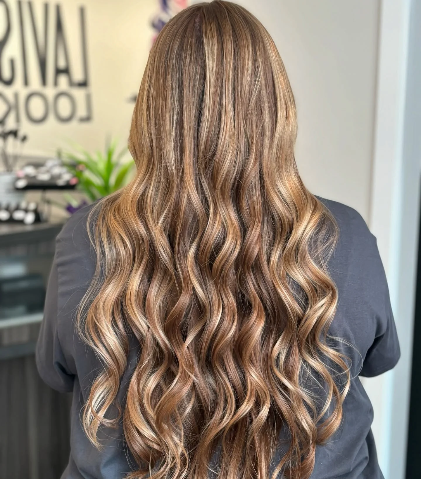 Sometimes my &lsquo;too much&rsquo; gene as a stylist kicks in, but with this dimensional bronde, we&rsquo;re keeping it simple and stunning 😍✨. Blending brunette and blonde for that perfect &lsquo;less is more&rsquo; vibe&mdash;because subtle can b