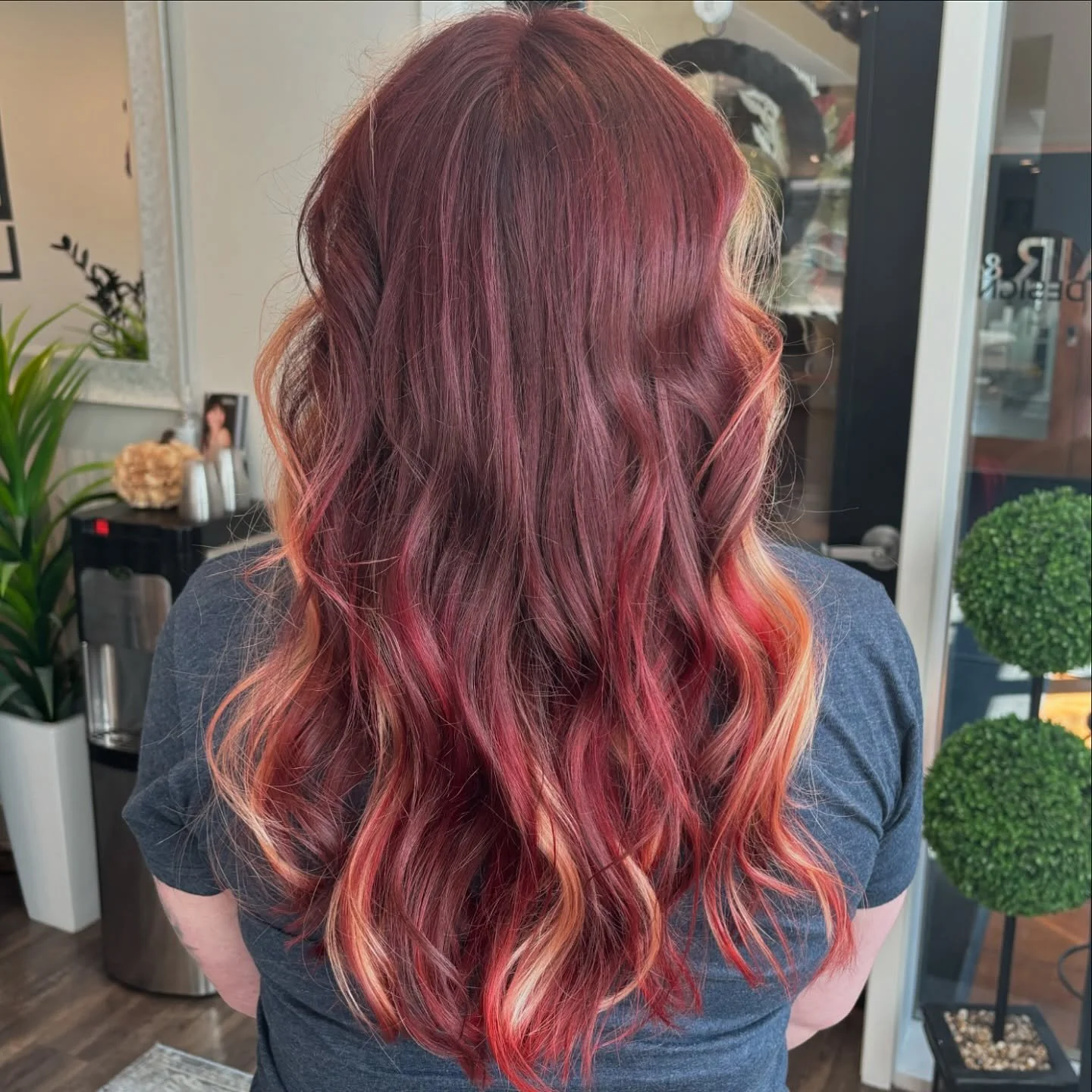 Obsessed with this red and blonde blend! ❤️&zwj;🔥 The pops of blonde add just the right contrast to make that red really stand out. Loving how fun and vibrant this look turned out! 🙌🏼✨ #RedAndBlonde #VibrantHair #HairGoals #lehiutah #utahhairstyli