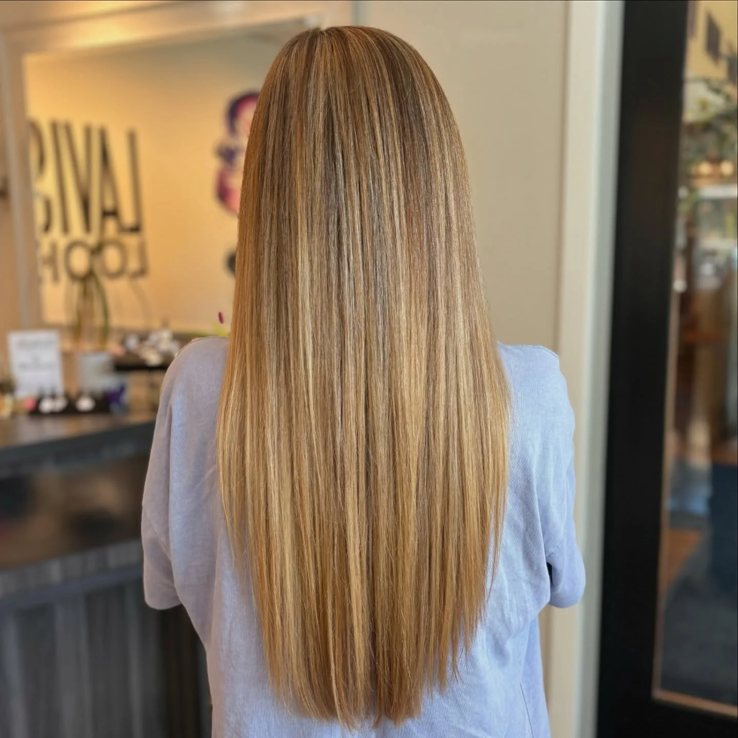 Just gave this lovely lady some golden vibes! 🌞✨ I&rsquo;m in love with this seamless blend that kept her hair looking effortlessly radiant. What do you think? I&rsquo;m obsessed with how it came out, but I might be a bit biased. Let me do your hair