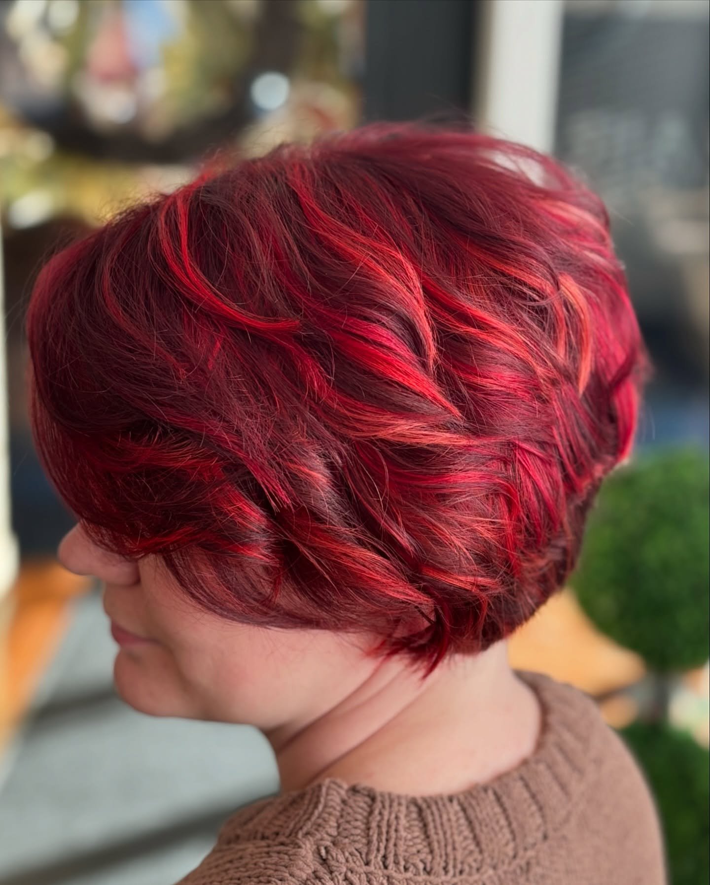 Cranberry red transformation! This vibrant, dimensional color brings boldness and energy to a classic pixie cut. I absolutely love 💕 working with bright colors that make a statement. Why? Because life is too short for boring hair. Let me do somethin