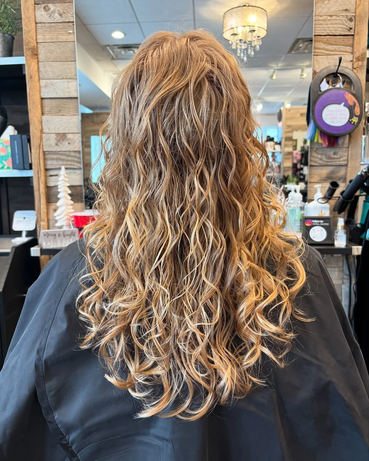 I have been loving getting to play with more curly hair lately! A huge thank you to @bucking_hair for answering all my questions and sharing his expertise. 

Not gonna lie, I had already started reshaping by the time I took the &ldquo;before&rdquo; p