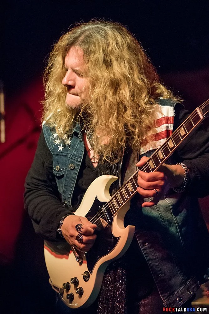 Frank Hannon from Tesla playing the guitar