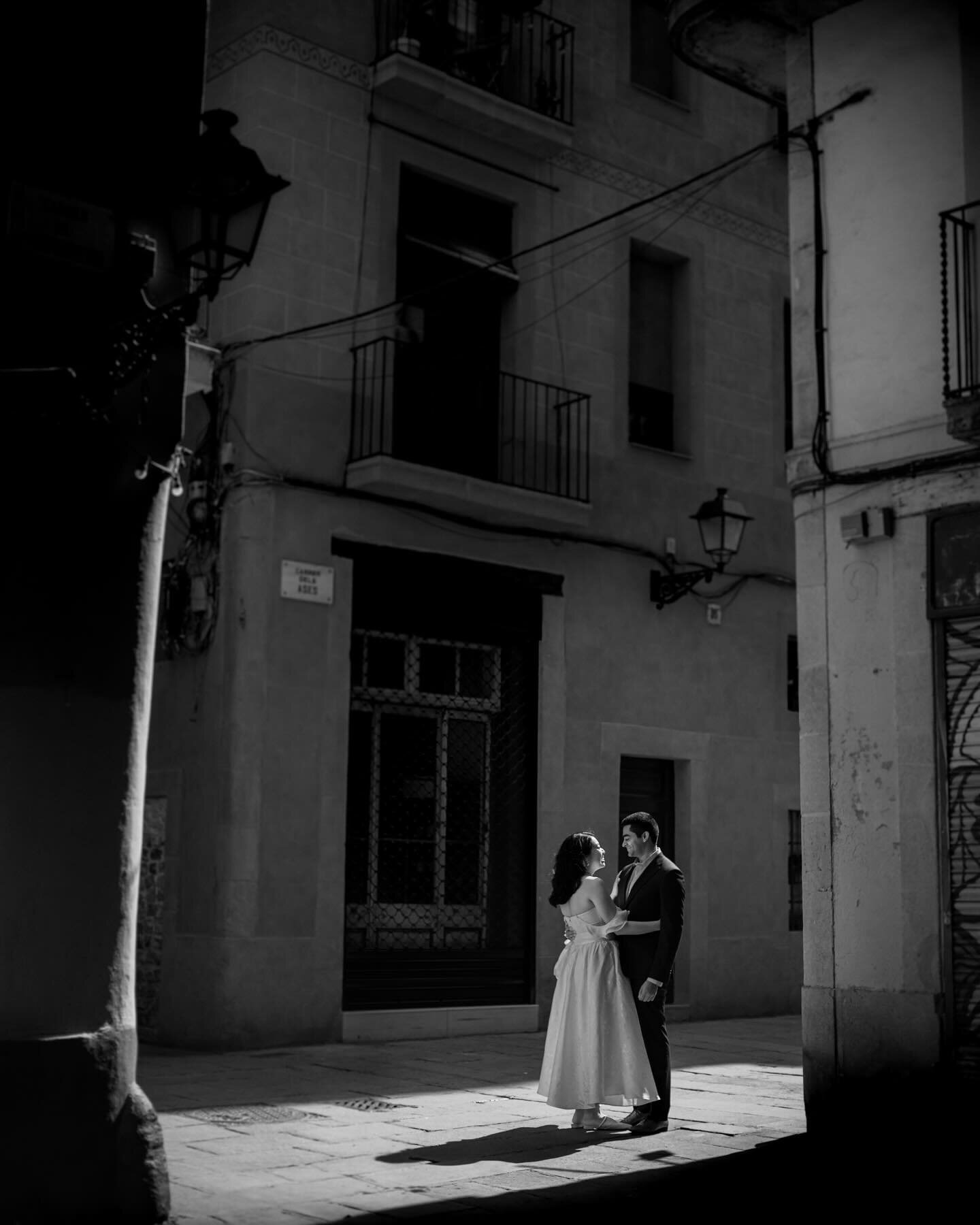 Enjoying a lovely stroll through Barcelona&rsquo;s Born neighborhood with S&amp;R! 

Next Stop @masdesantllei ❤️

#weddingphotography #destinationweddingphotography #destinationweddingphotographyspain #engagementsession #preboda #barcelona #weddingba