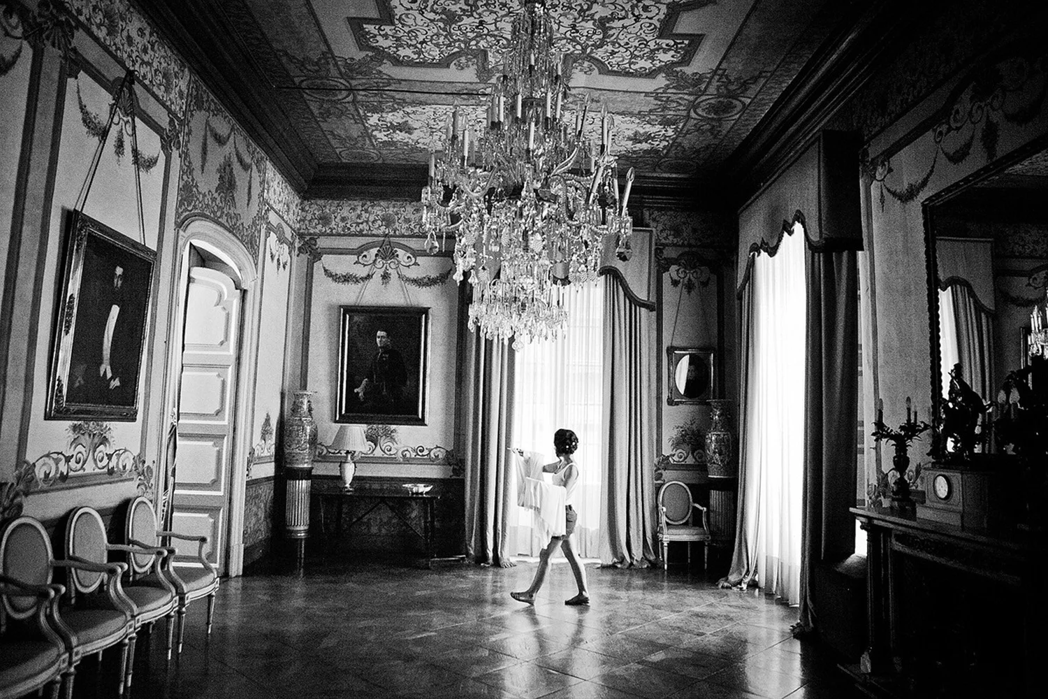 Bride photographed in black and white by Figuerola Wedding Studio