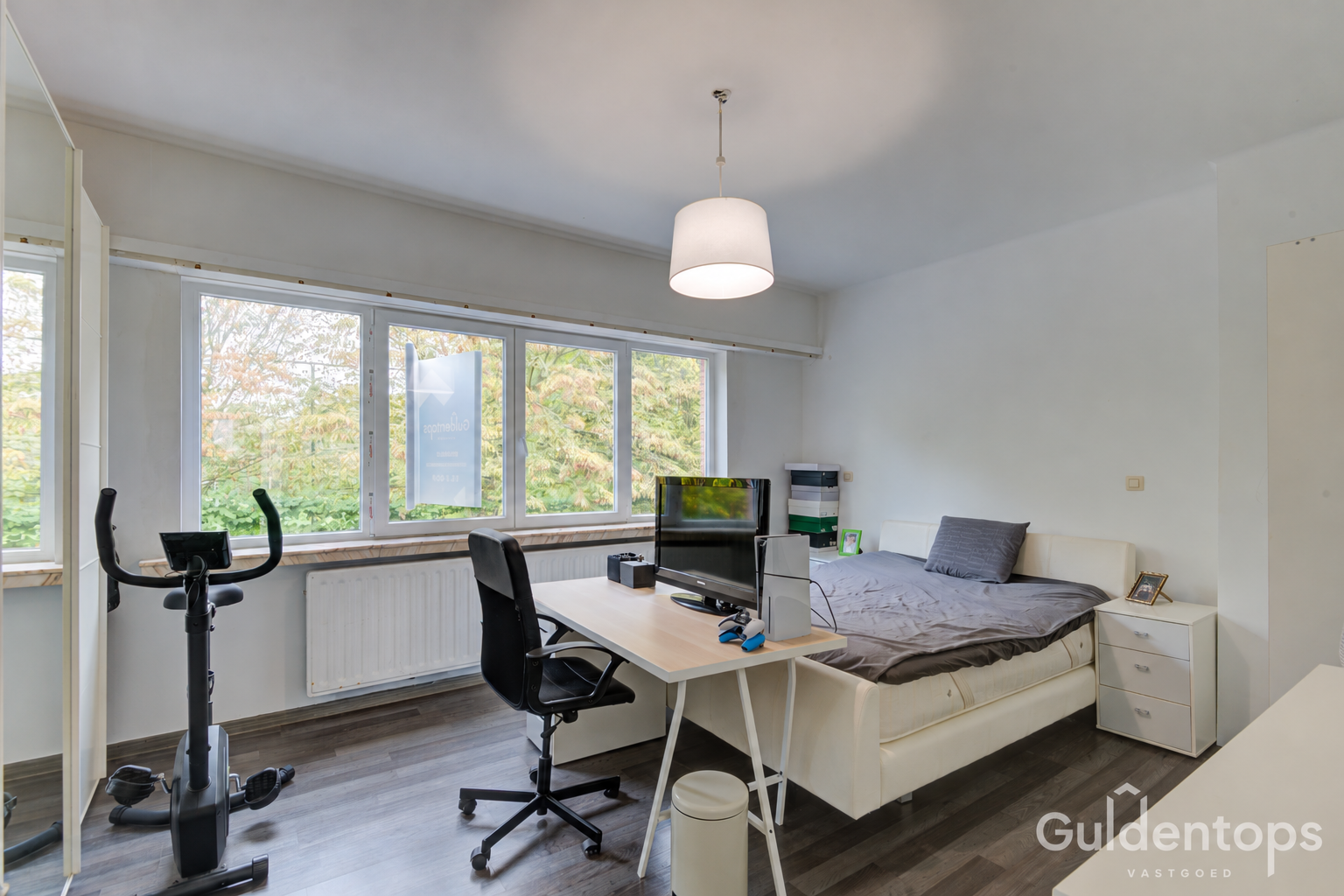 Bureau zonder houten mannequin.png