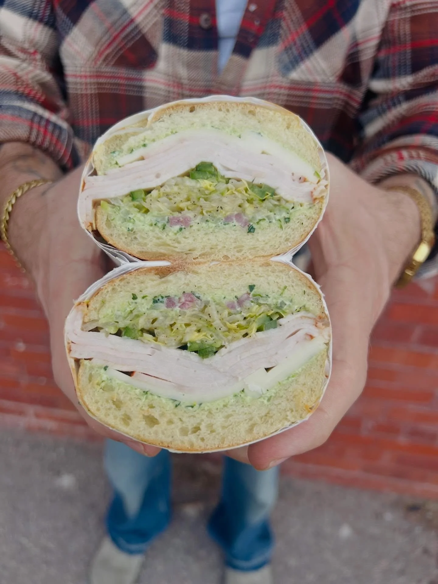 A LITTLE WEEKDAY SPECIAL TO KICK OFF THE WEEK RIGHT 👊🏻💥

GREEN LINE

Local turkey, smoked gouda, chimichurri cream cheese loaded with fresh herbs, shaved jalapeno, shredduce, pickled red onions, honey lime vinaigrette 

THIS SANDWICH IS GOOD CLEAN