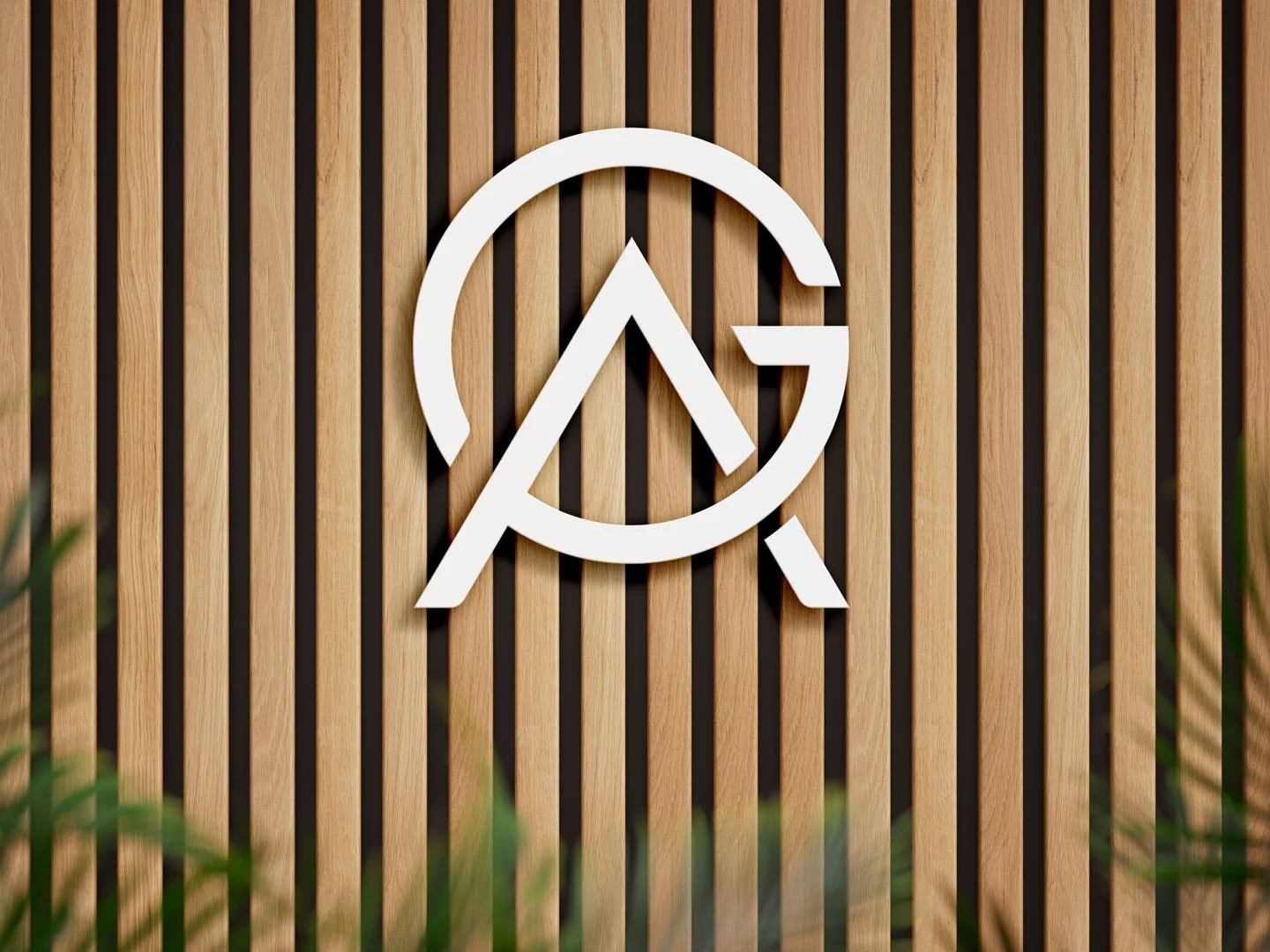 corporate design für kmu. Holzwand mit einem kreisförmigen Logo, das aus den Buchstaben A und G besteht.