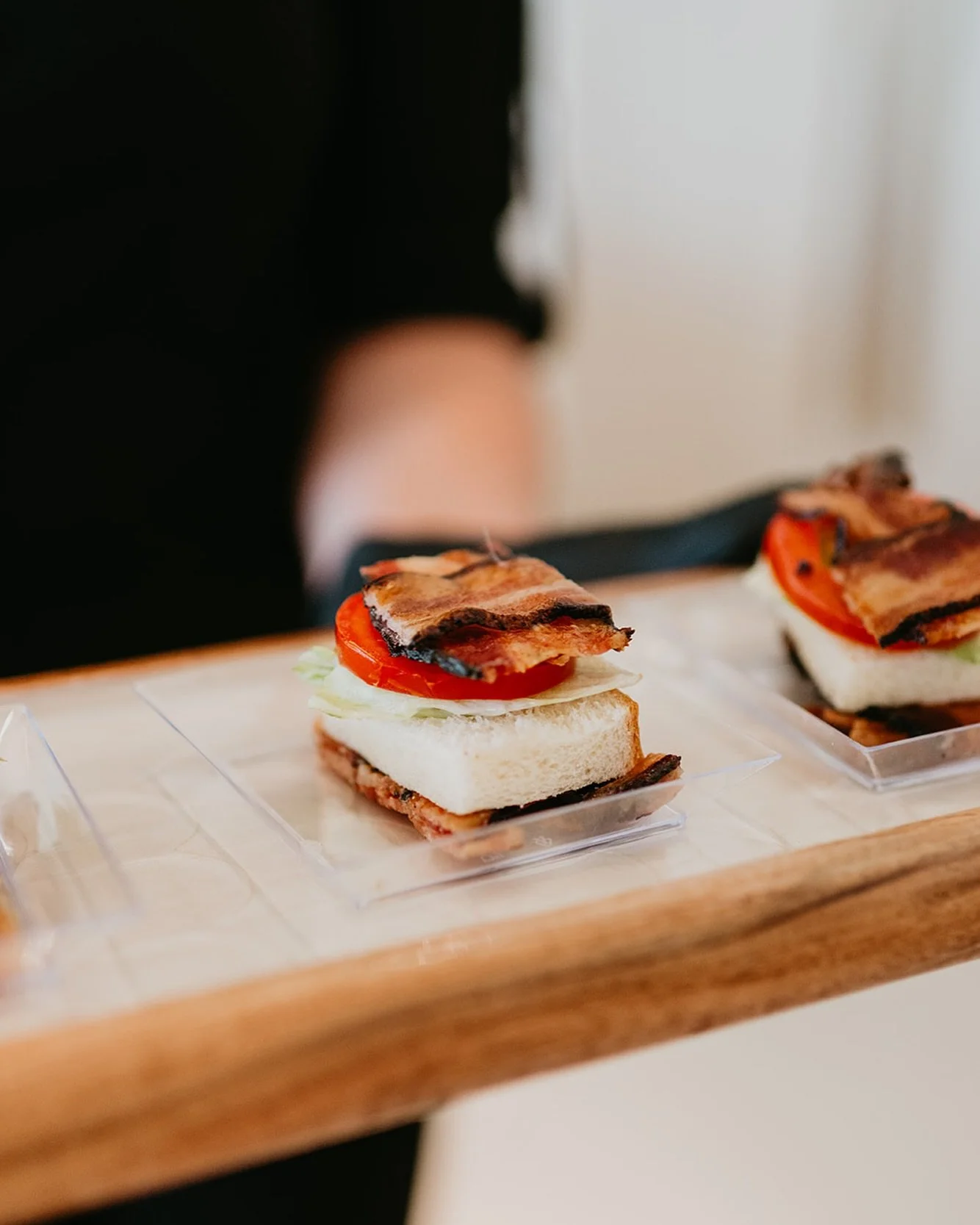 Our Reverse BLT &mdash; a playful twist on a classic.
Crispy pancetta, juicy tomato, fresh lettuce, and soft brioche come together for the perfect bite.
All about bold flavors and irresistible textures &mdash; crunchy, fresh, and melt-in-your-mouth. 
