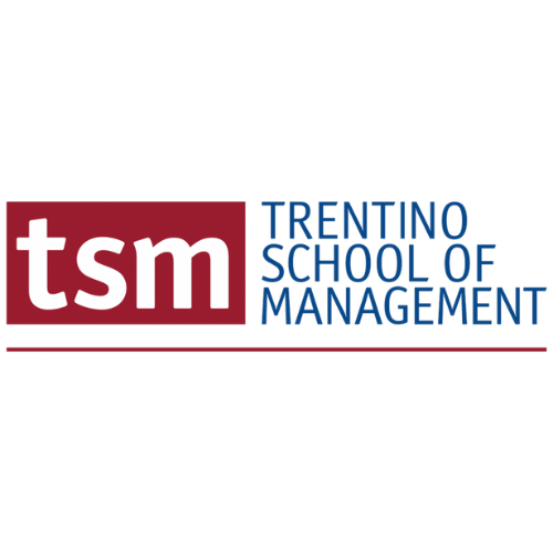 Logo della Trentino School of Management con l'acronimo TSM in bianco su sfondo rosso e il testo completo in blu.