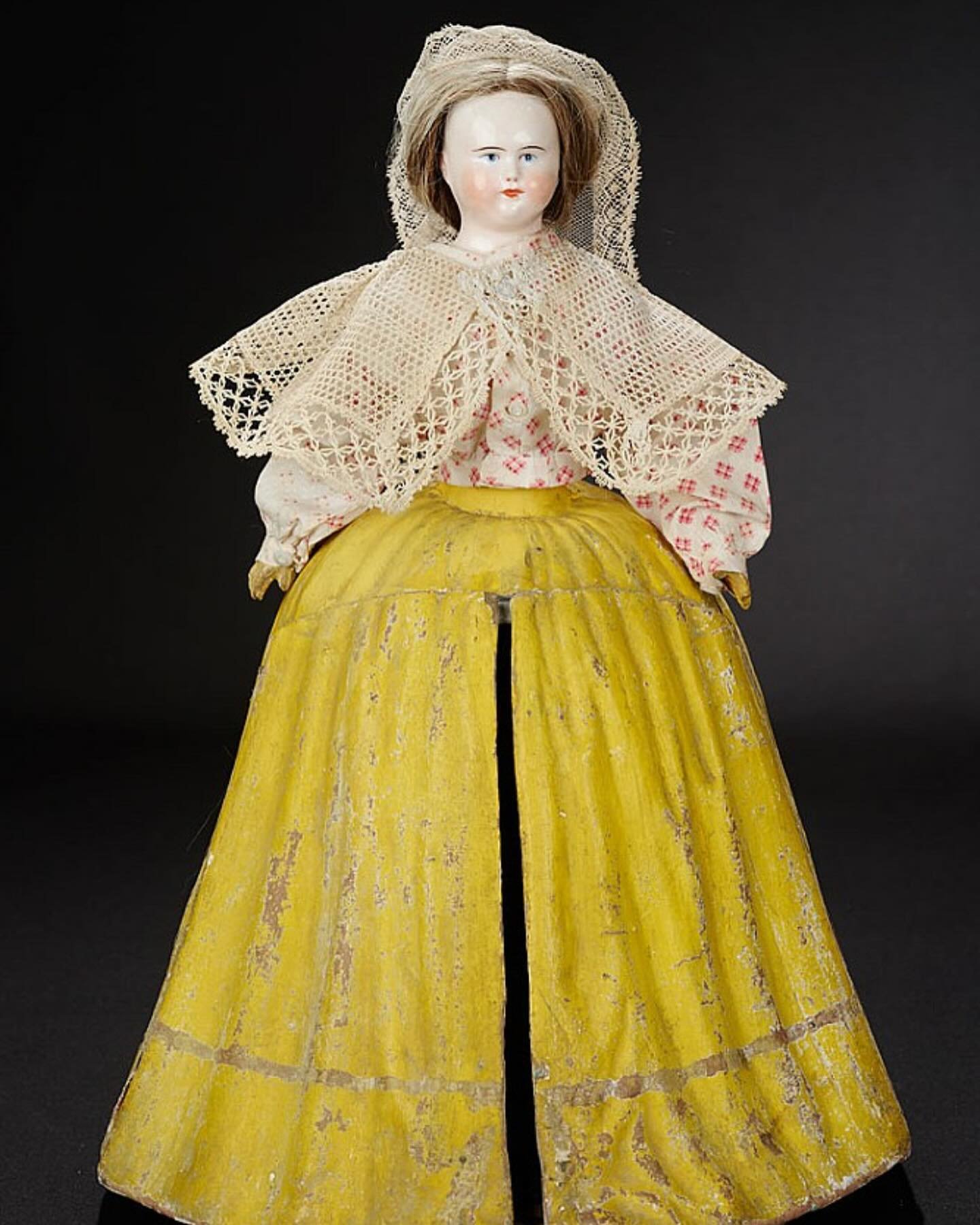 Swipe for a food history surprise!! ➡️
A porcelain doll made by Jacob Petit in France c. 1860. The skirt opens to reveal a miniature kitchen complete with lithographed tile paper walls and floors, a paper-covered brick stove, and tinware plates, pots