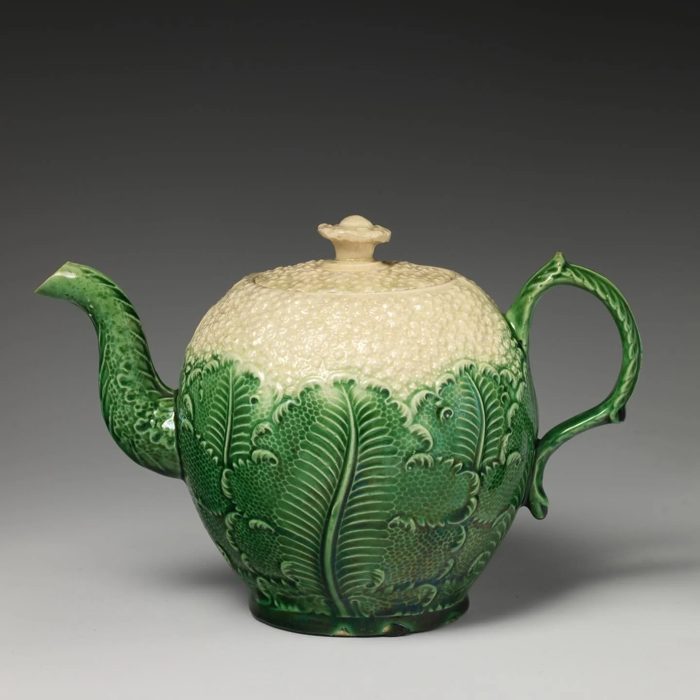 Anyone else want to drink tea from this? 🫖 A teapot decorated like a cauliflower (British, 1755-70) 🌸

#tea #historyeats #foodhistory #teapot #vintagefood #vintagetea #kitchenalia #historyoffood #artfood