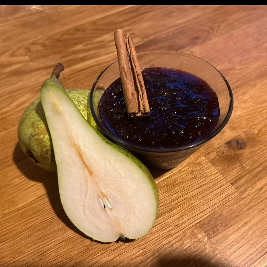 An Elizabethan Pear Conserve for December&rsquo;s BBC History Magazine food history recipe column 😋
I explore the history of warden pears, which likely get their name from the Anglo-Norman word warder, meaning &lsquo;to keep&rsquo;. Wardens were gre