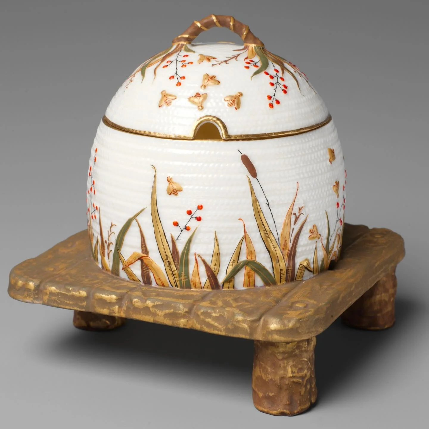 A honey pot made by Ott and Brewer from New Jersey in the US, c. 1882 🐝🍯
I&rsquo;m honey-mad at the moment - send me your favourite recipes that use honey below! ⬇️ 🍯

#historyeats #foodhistory #arthistory #honey #honeypot