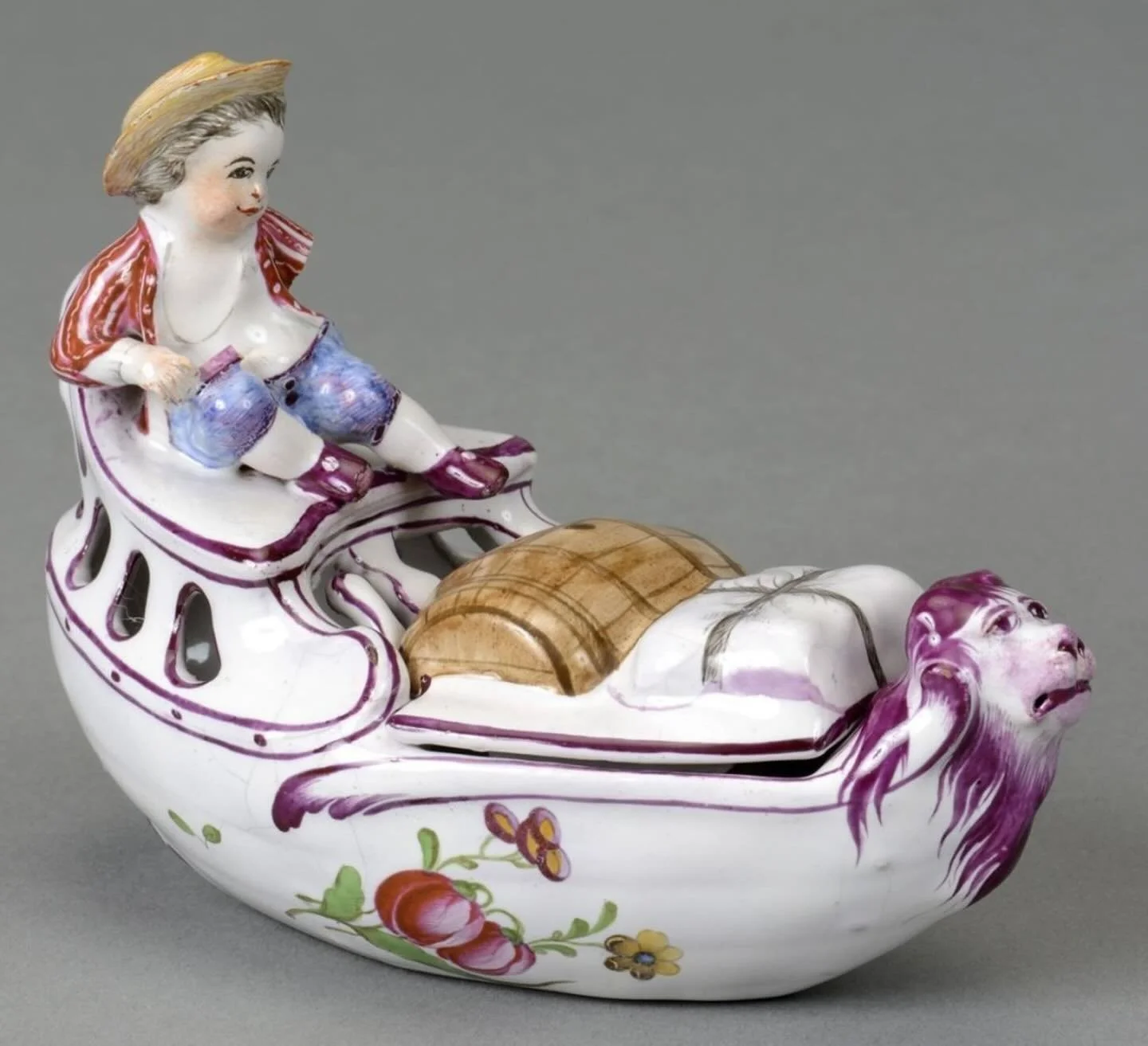 A spice box in the shape of a boat, made for the Count of Custine in France 1766-1778 🛶🫚🌶️

#foodhistory #kitchenalia #kitchen #history