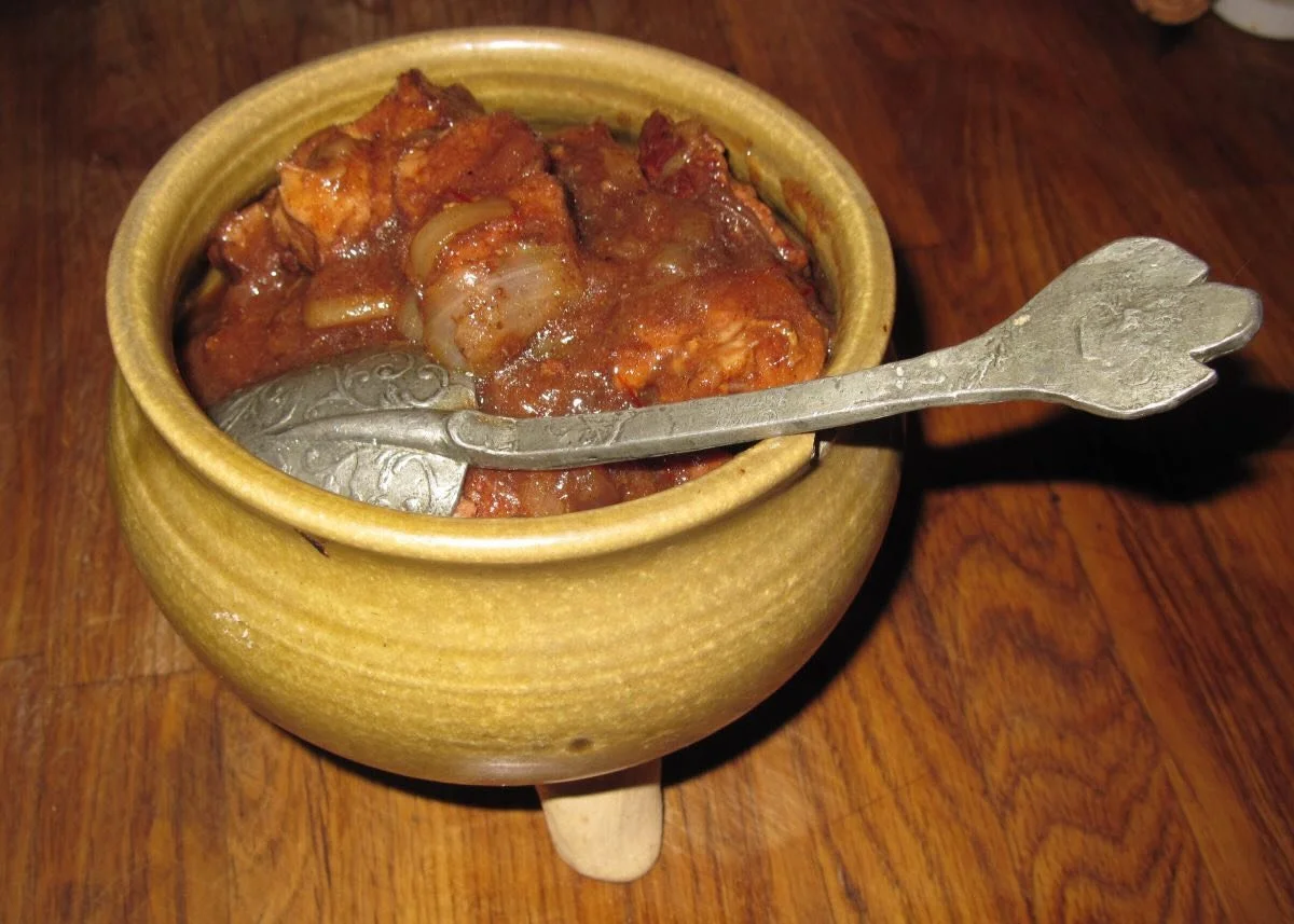 It&rsquo;s Galentine&rsquo;s Day 👯&zwj;♀️ 💕 But did you know the original &lsquo;galentyne&rsquo; was a medieval sauce for meats and fish thickened with bread 🍞 

Here&rsquo;s a recipe from 1430:
&ldquo;Take faire porke of the fore quarter, and ta