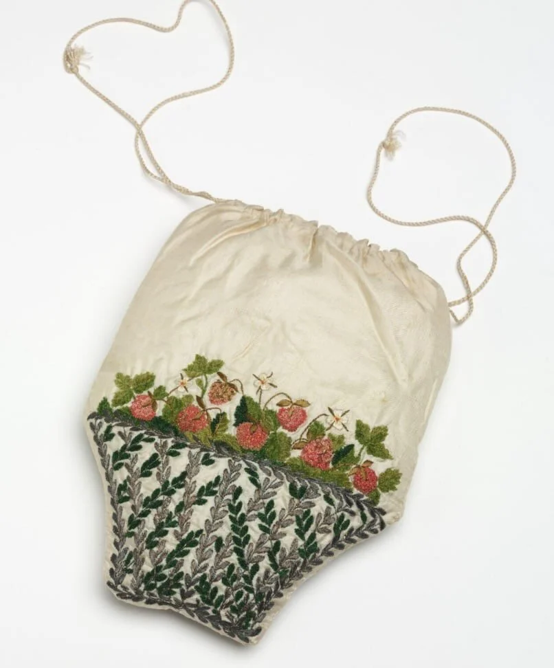 A stunning silk bag from c. 1815 in England known as a reticule, decorated with strawberries 🍓 🍓🍓 @vamuseum 

#history #foodhistory #strawberries #musuemlover #historyoffood