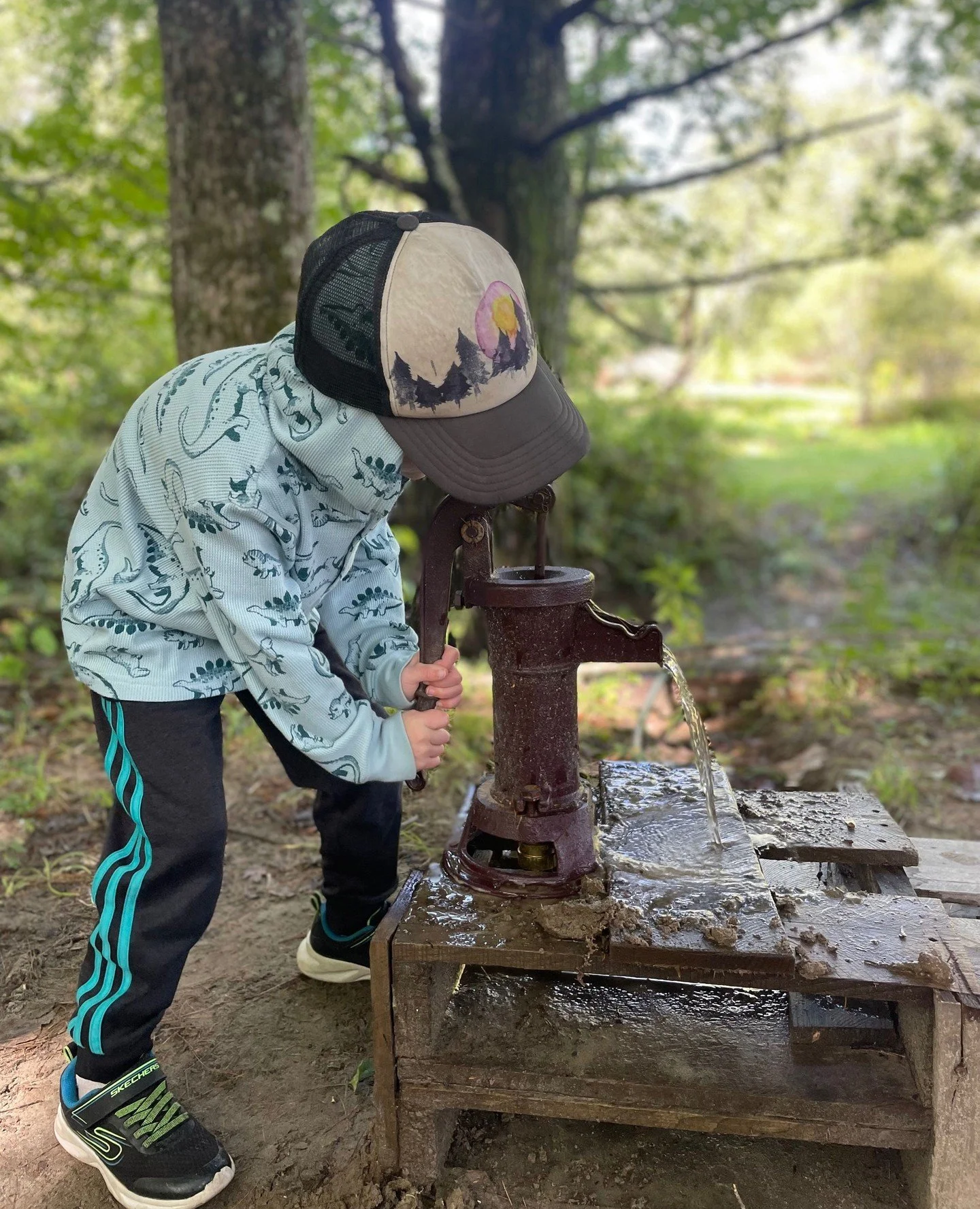 Balancing, climbing, and running outdoors develop the core muscles children need for strong posture. A stable core makes it easier to sit comfortably, focus, and eventually write with ease.⁠
⁠
✨ Did you know? Core strength is directly linked to fine 